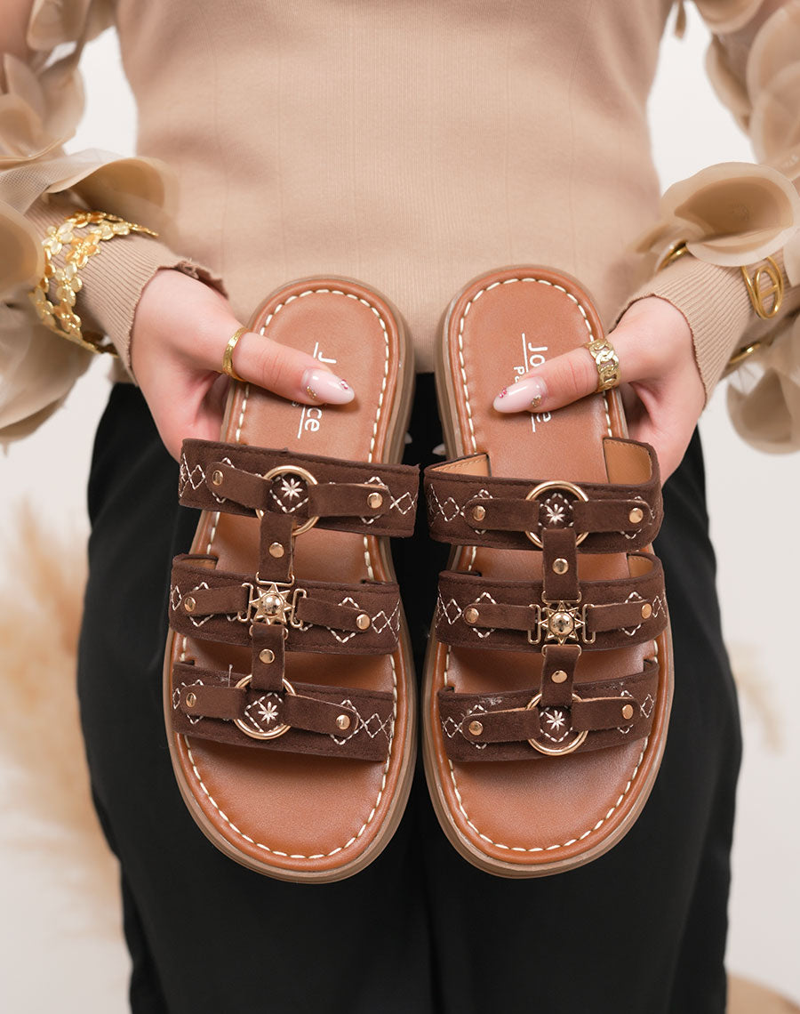 Mules femme marron tendance à triple brides brodées avec bijou soleil doré et plateforme crantée