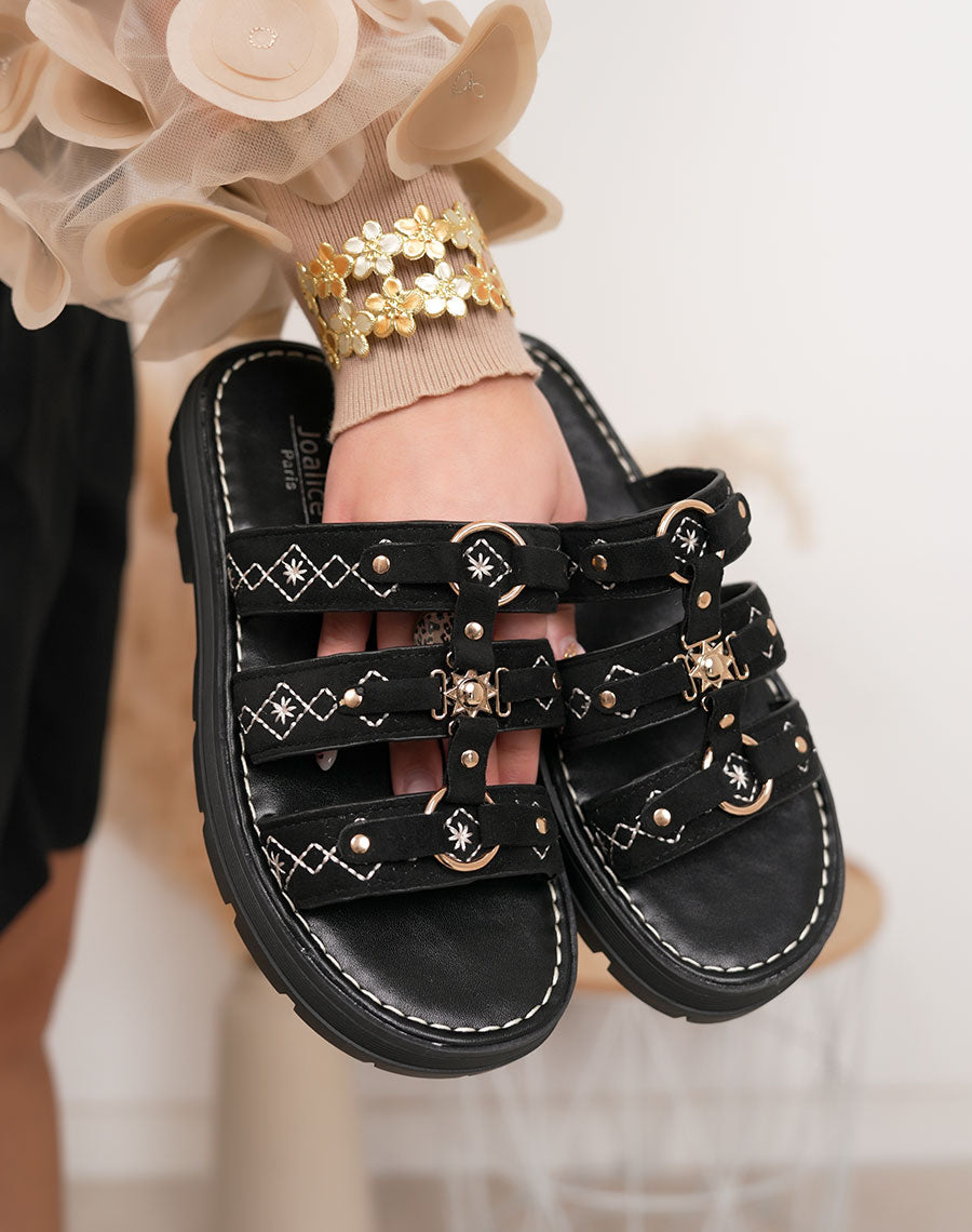 Mules femme noir tendance à triple brides brodées avec bijou soleil doré et plateforme crantée