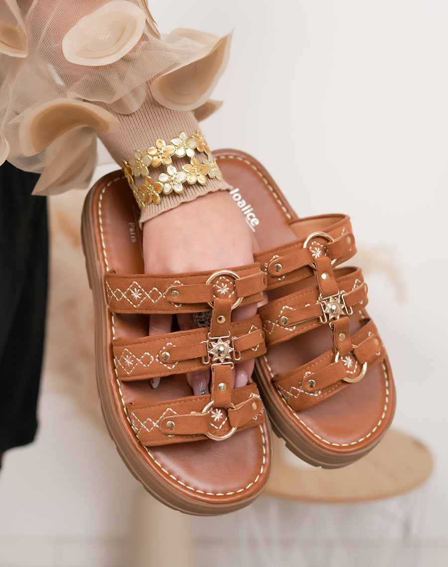 Mules femme camel tendance à triple brides brodées avec bijou soleil doré et plateforme crantée