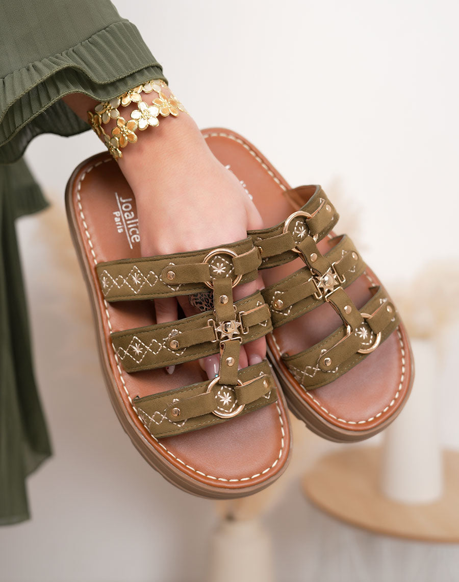 Mules femme vert kaki tendance à triple brides brodées avec bijou soleil doré et plateforme crantée