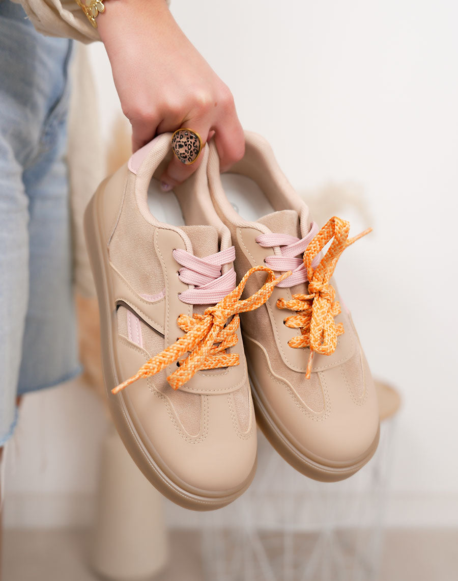 Baskets femme beige foncé tendance en suédine avec lacets bicolores rose et orange tissés