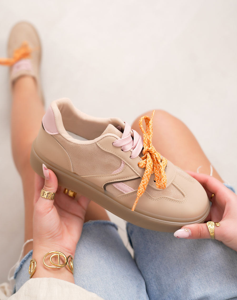 Baskets femme beige foncé tendance en suédine avec lacets bicolores rose et orange tissés