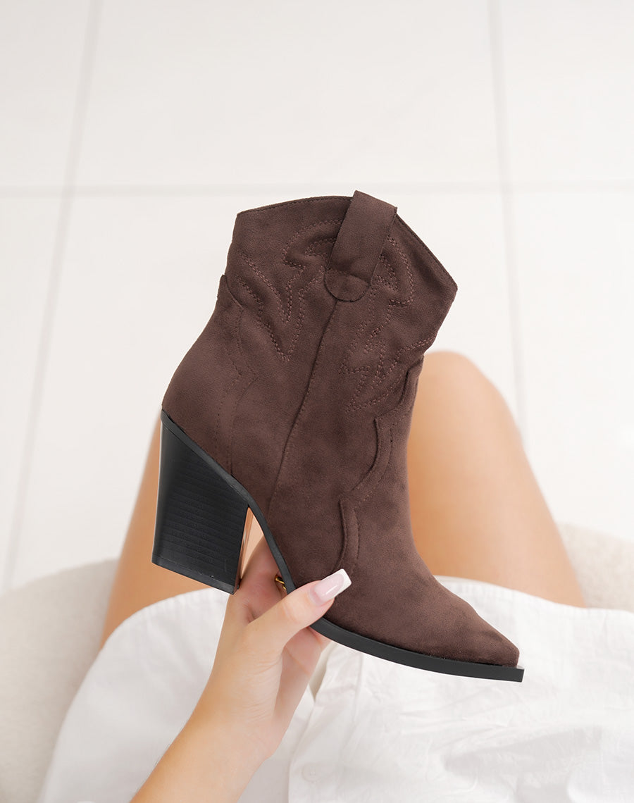 Bottines marron style santiags en suédine
