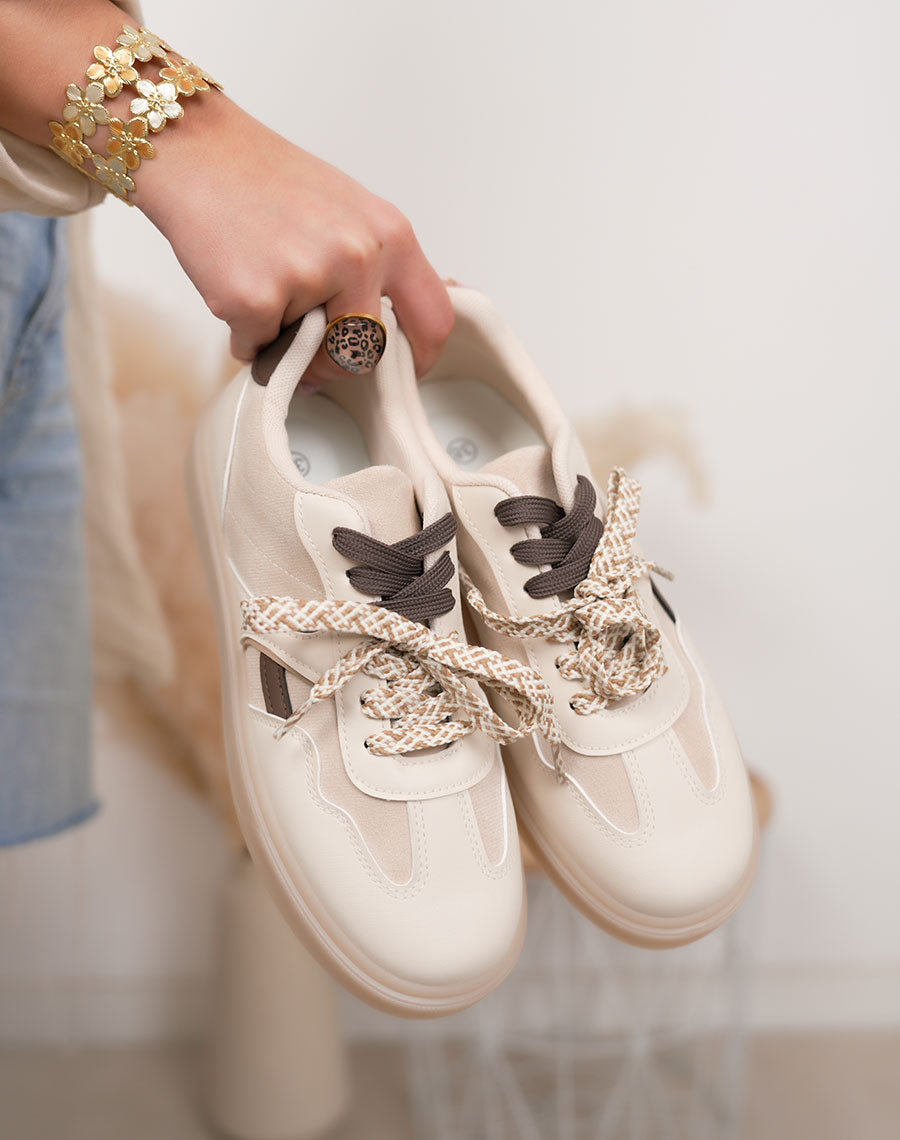 Baskets femme beige tendance en suédine avec lacets bicolores marron et beige tissés