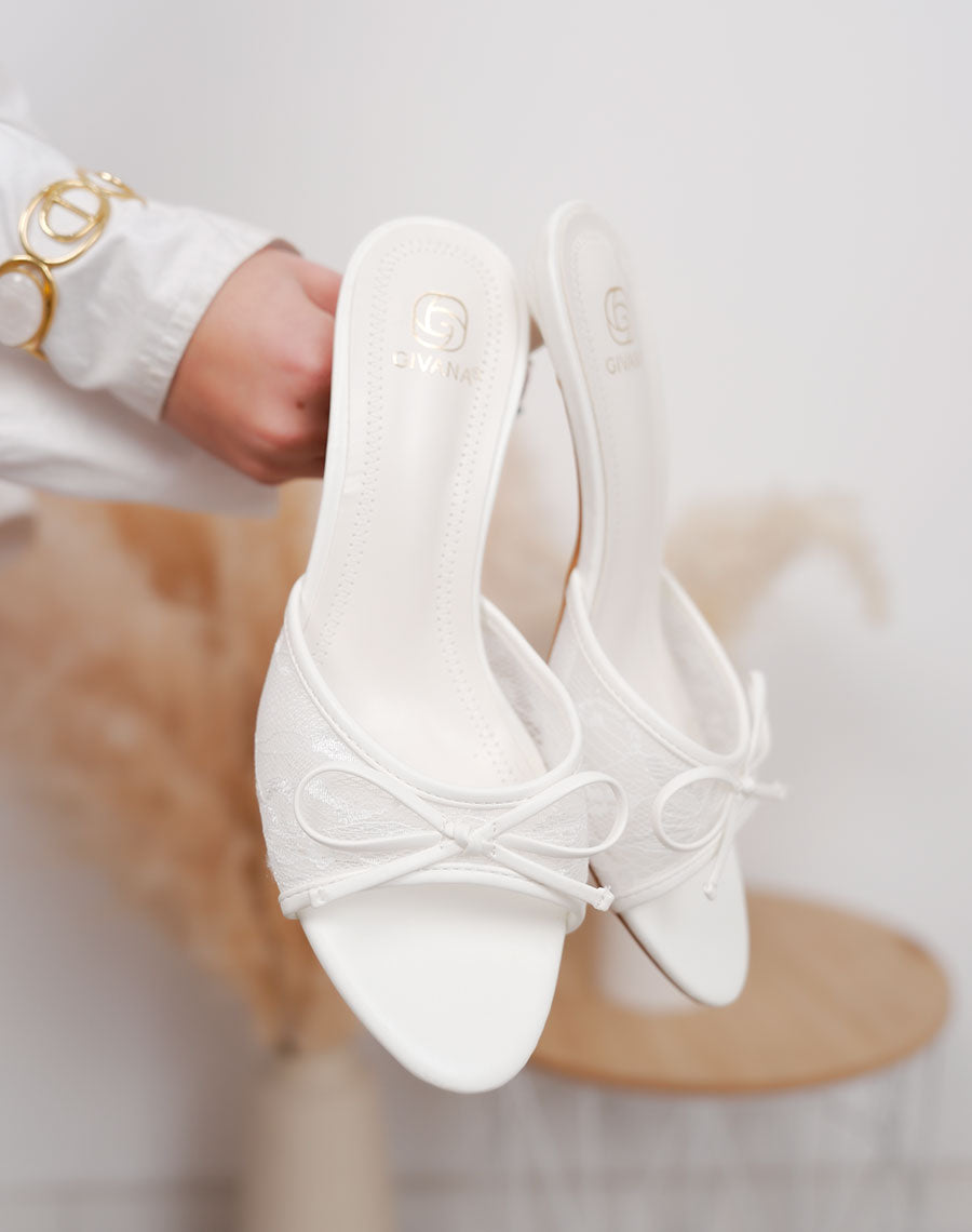 Mules femme blanches élégantes avec bride en dentelle et talon aiguille