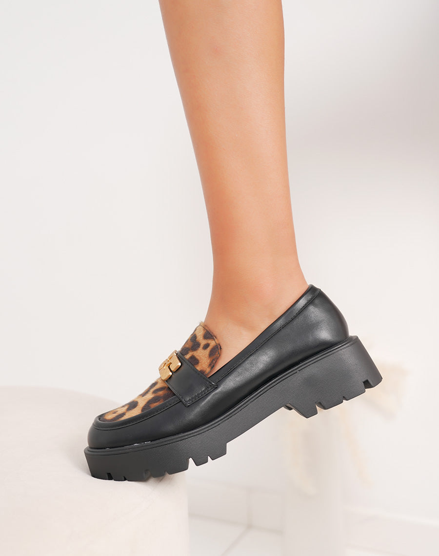 Mocassins noirs bi-matière imprimé léopard avec bijou doré