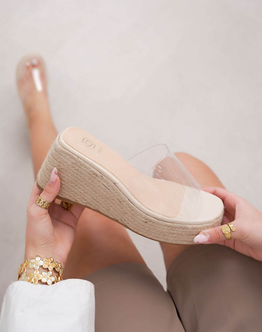 Mule femme beige tendance à talon compensé en osier et bride transparente
