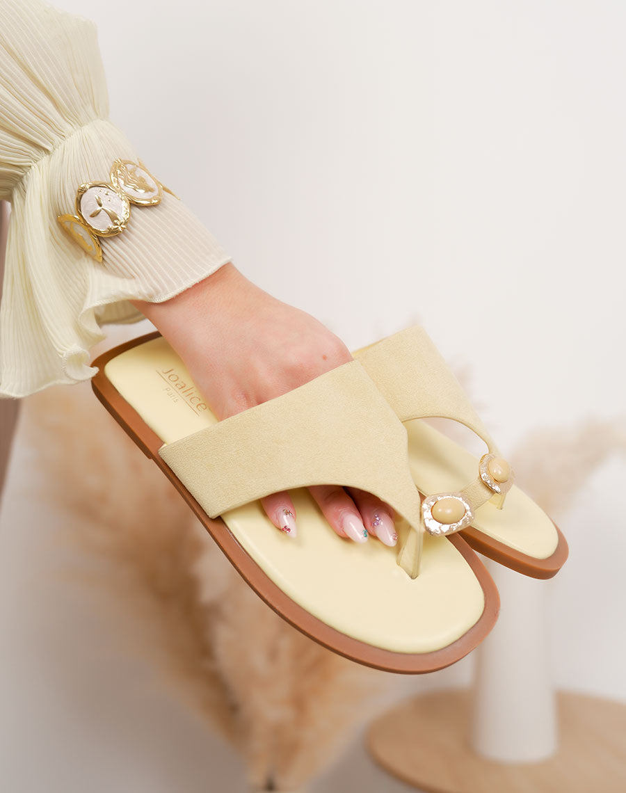 Mule femme jaune tendance en suédine avec entredoigt bijou