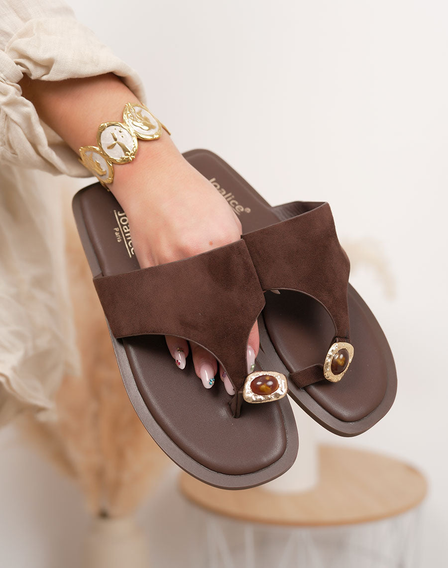 Mule femme marron élégante en suédine avec entredoigt bijou