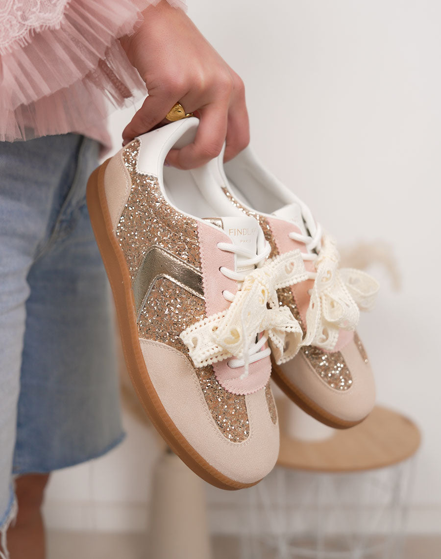 Basket femme beige tendance à paillettes et lacets brodés avec semelle marron