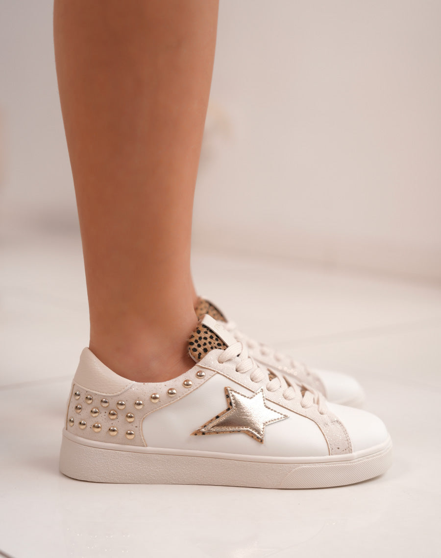 Baskets femme FINDLAY blanches à étoile dorée et détails cloutés tendance