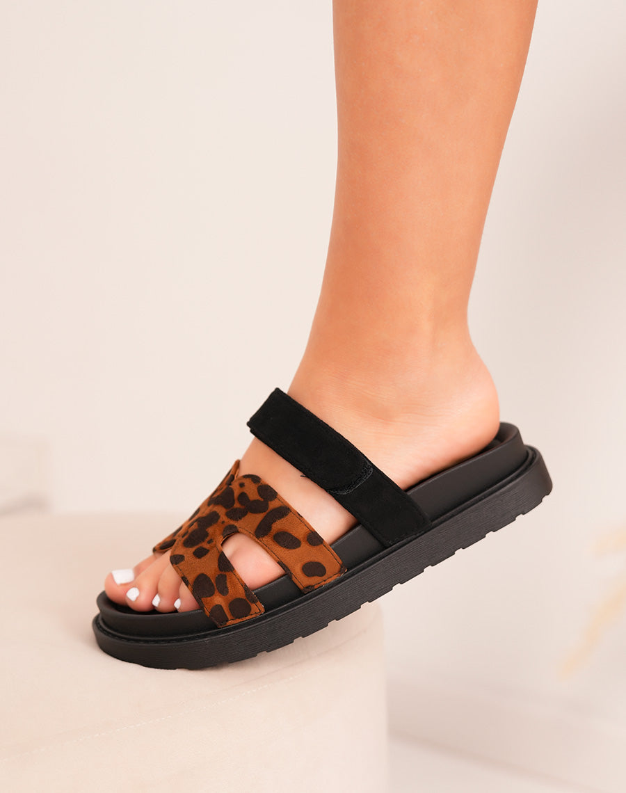 Women's mules in black suede with leopard effect flange and adjustable scratch trend