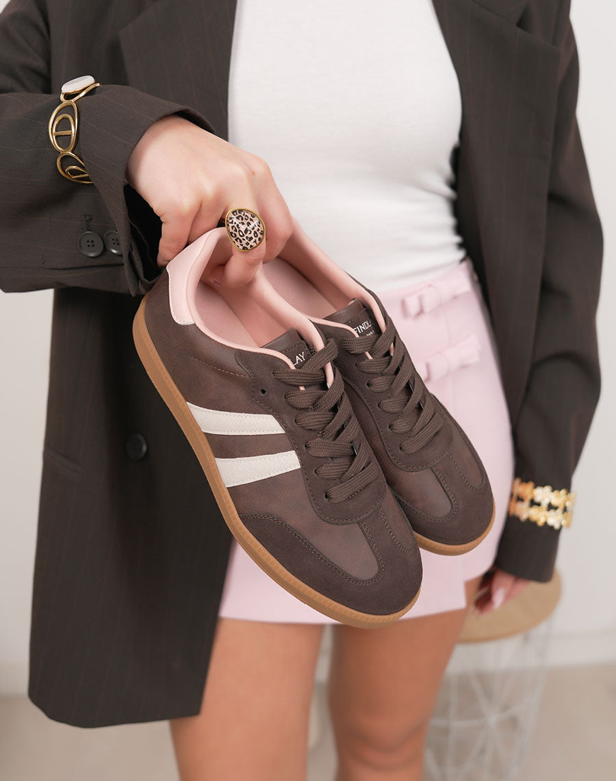 Basket femme marron tendance avec empiècements beige et rose et semelle camel