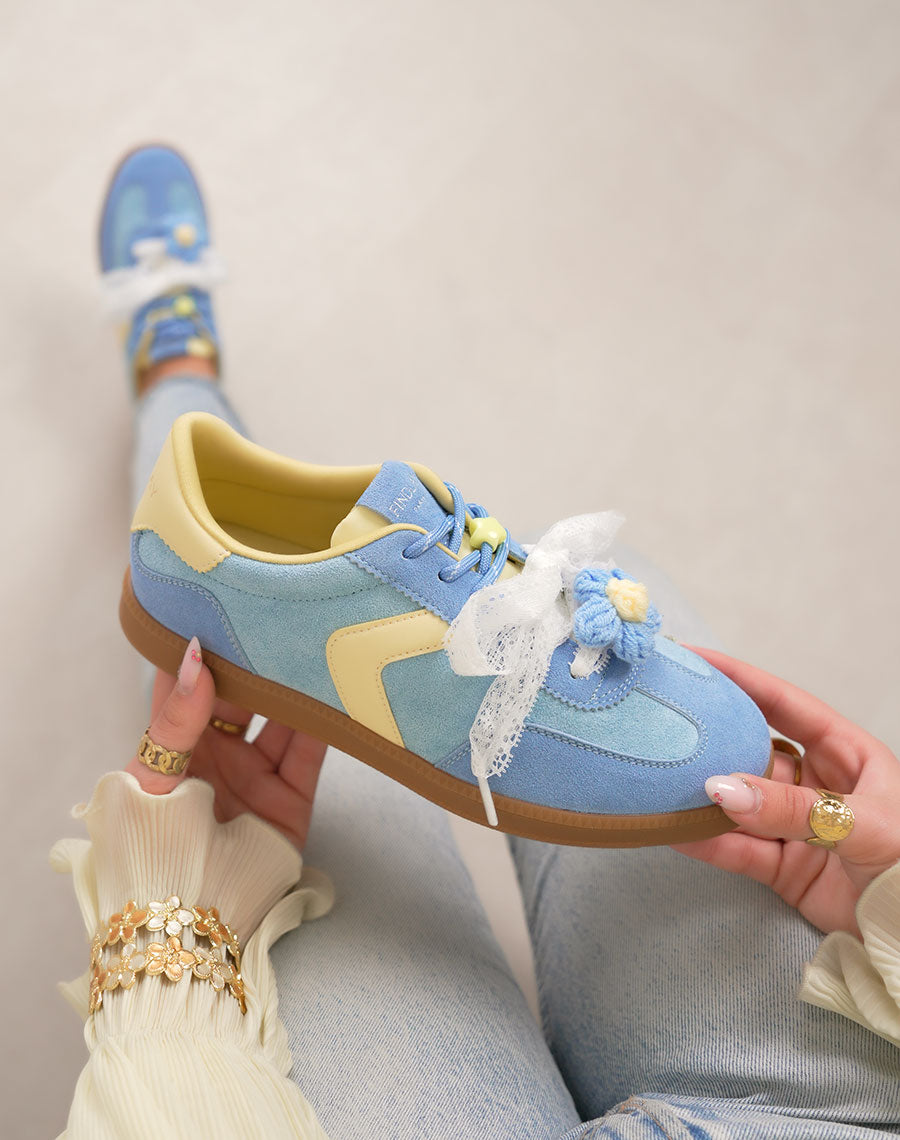 Basket femme bleue tendance en suédine avec empiècements jaunes et lacets fantaisie