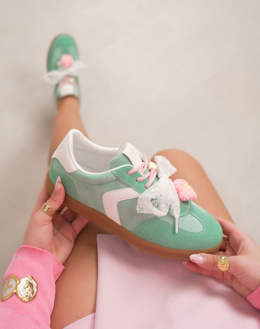 Basket femme verte tendance en suédine avec empiècements blancs et lacets fantaisie