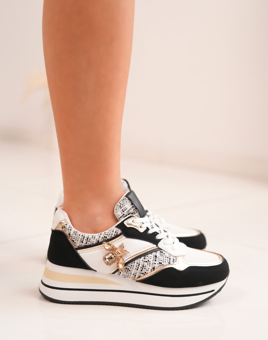 Baskets femme en suédine noire avec bijou abeille doré et détails tissés