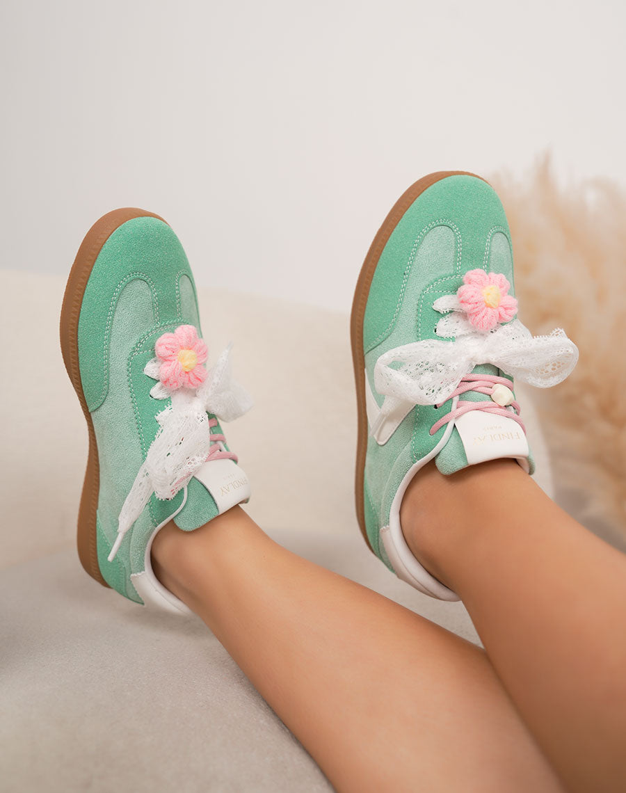 Basket femme verte tendance en suédine avec empiècements blancs et lacets fantaisie