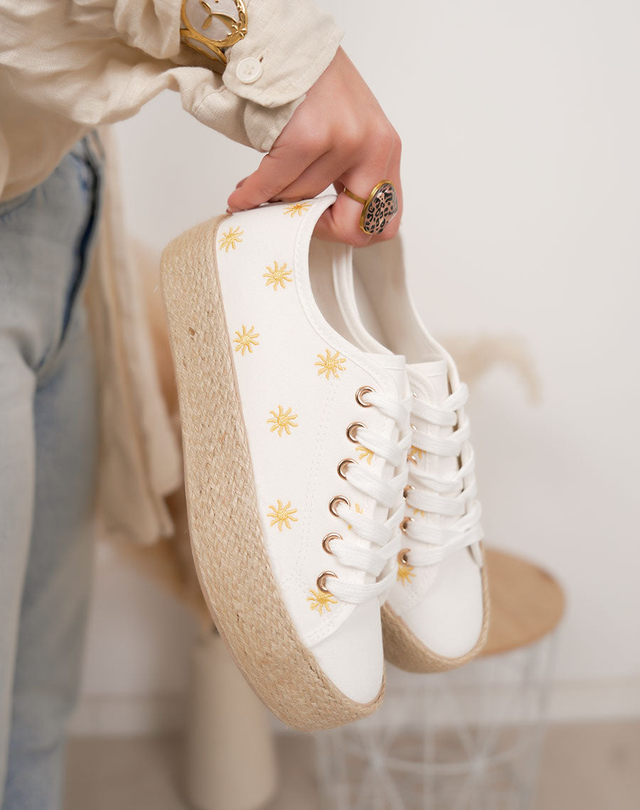 Basket femme blanche tendance en toile avec soleils dorés et semelle plateforme en osier