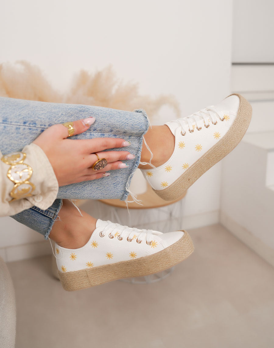 Basket femme blanche tendance en toile avec soleils dorés et semelle plateforme en osier