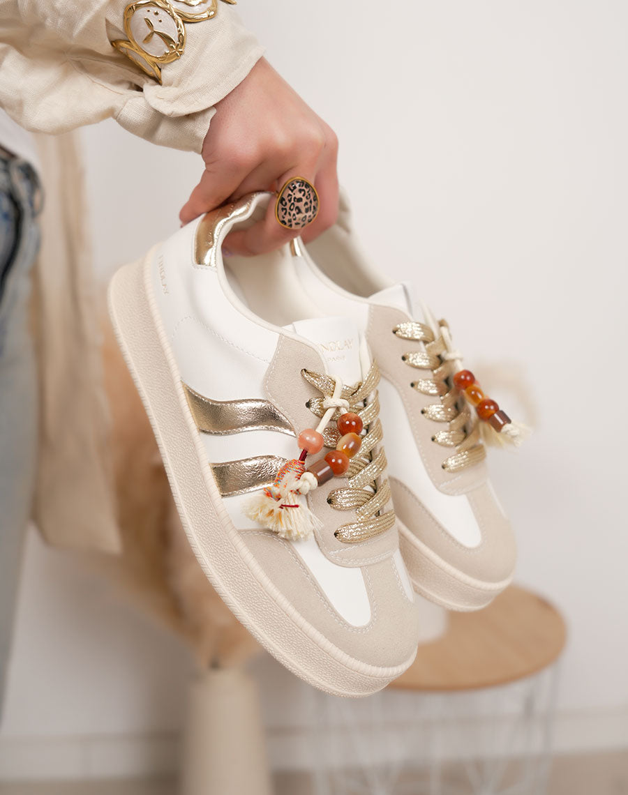 Basket femme blanche tendance avec empiècements beige et dorés et lacets bijoux
