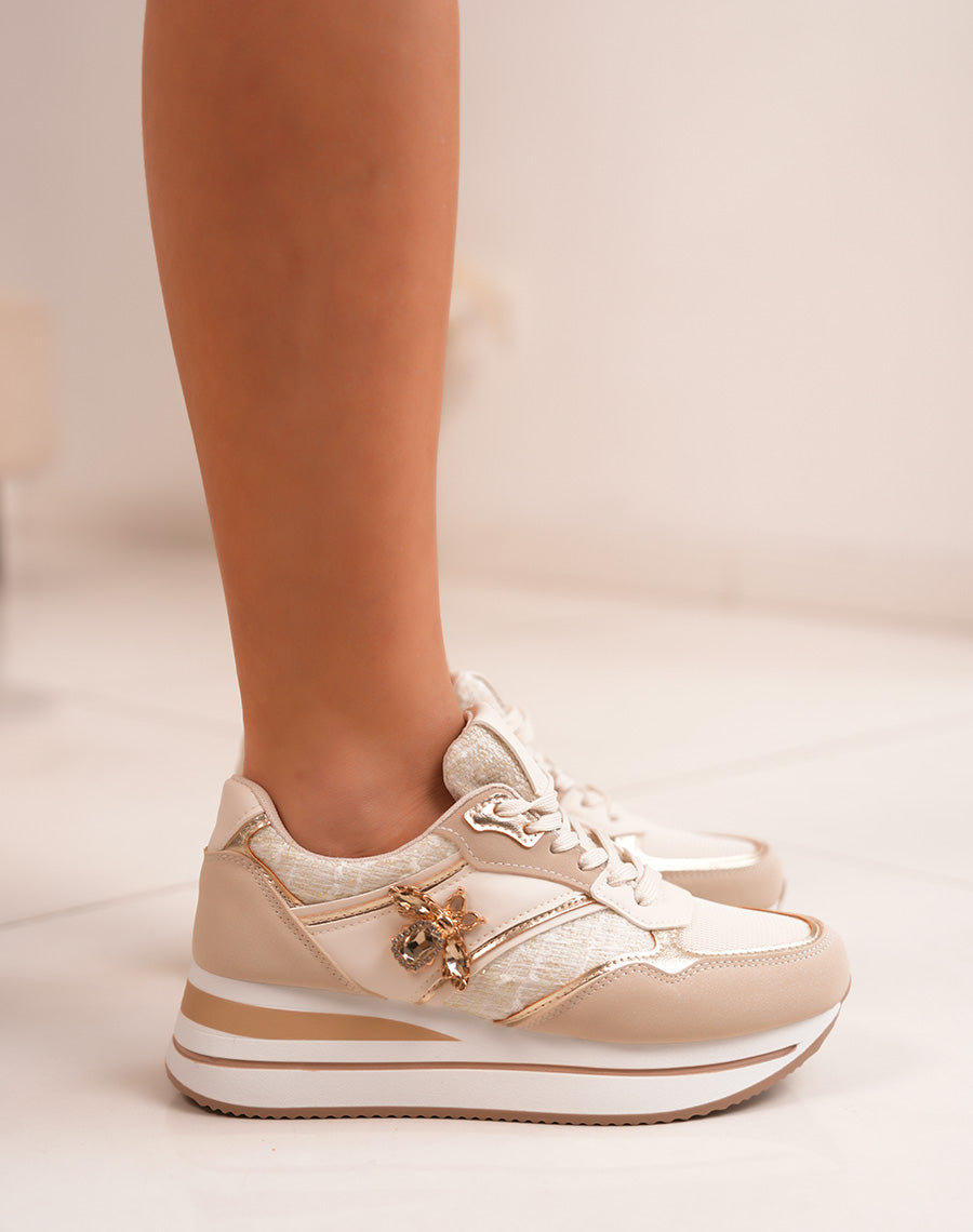 Baskets femme beiges avec bijou abeille doré et détails tissés