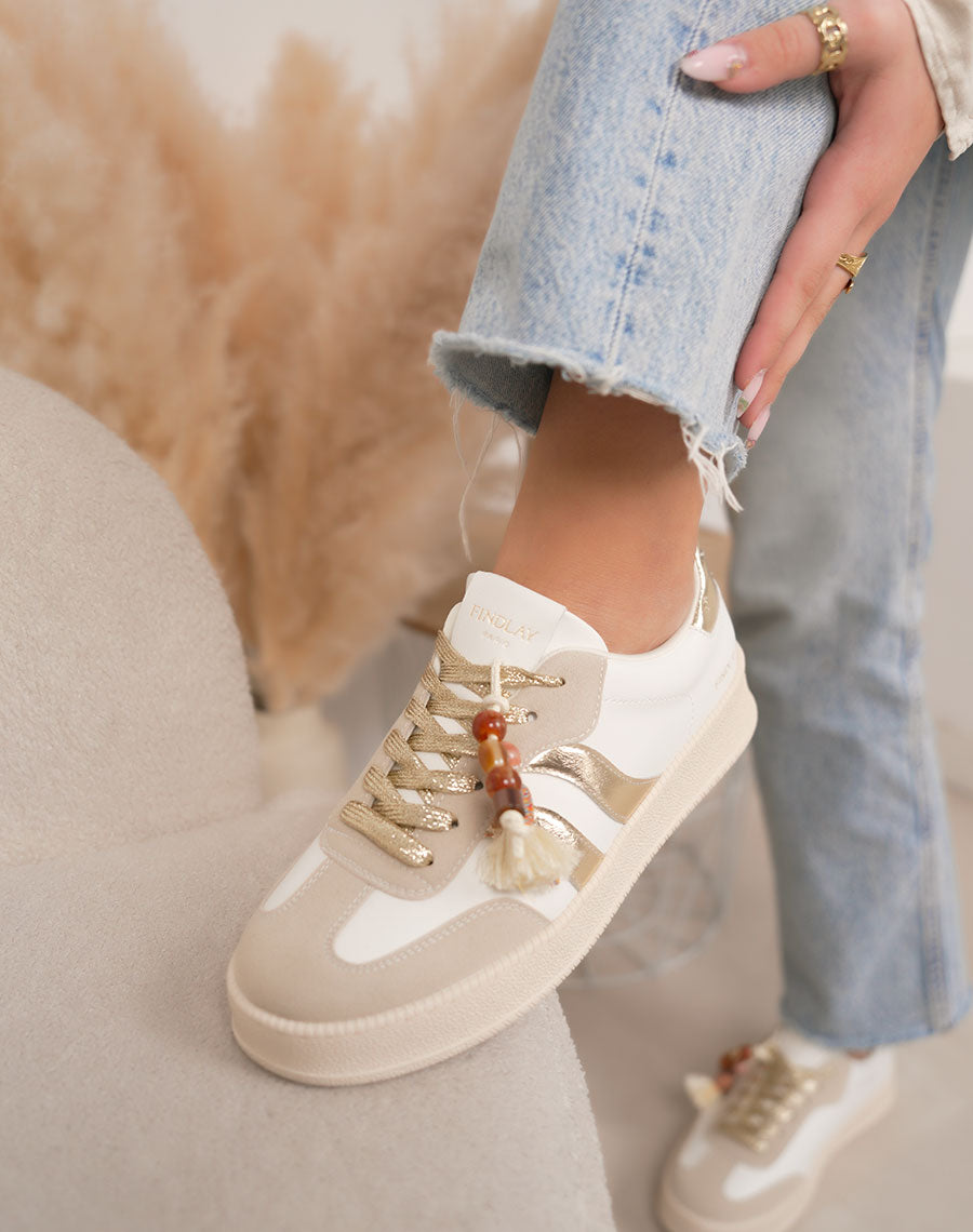 Basket femme blanche tendance avec empiècements beige et dorés et lacets bijoux