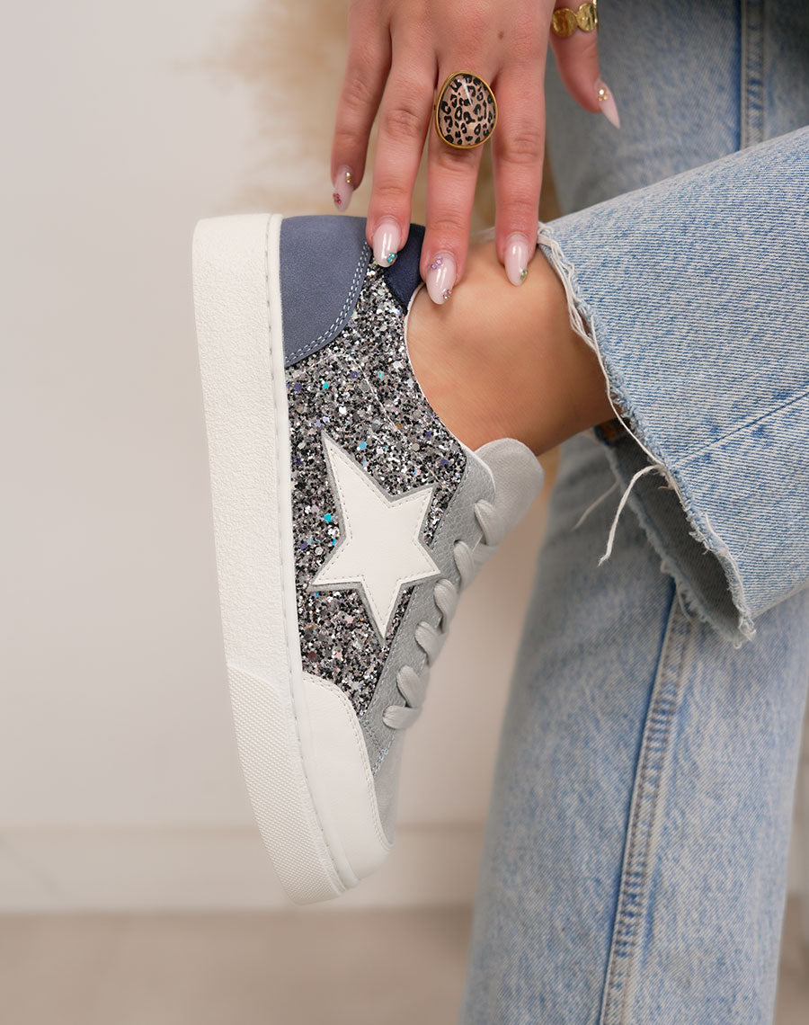 Basket femme bleue tendance à paillettes avec étoile blanche et détail bleu marine
