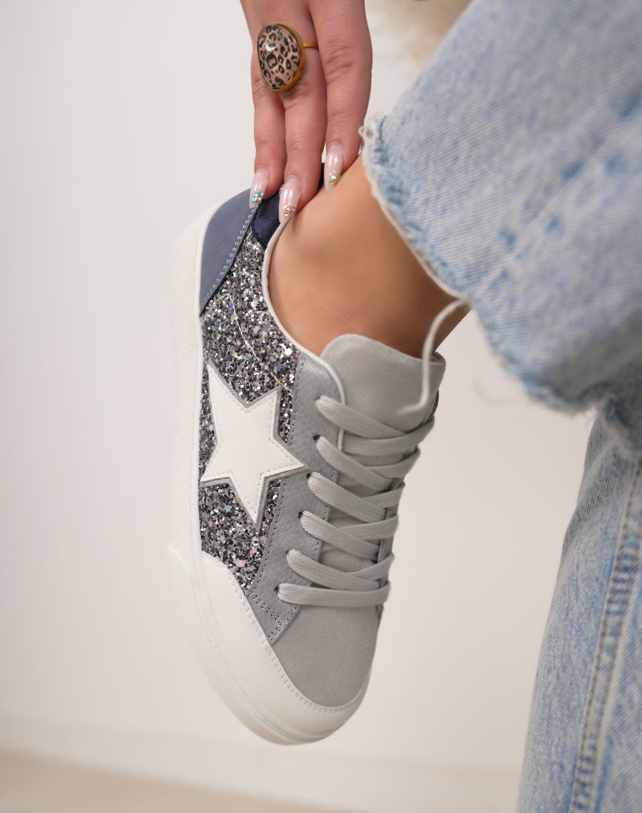 Basket femme bleue tendance à paillettes avec étoile blanche et détail bleu marine
