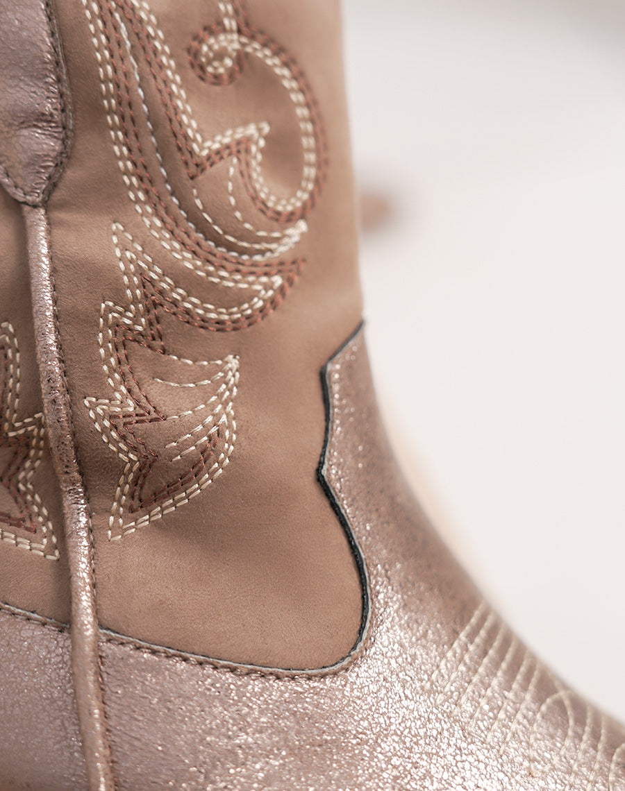 Bottines taupe style santiags à empiècements irisés