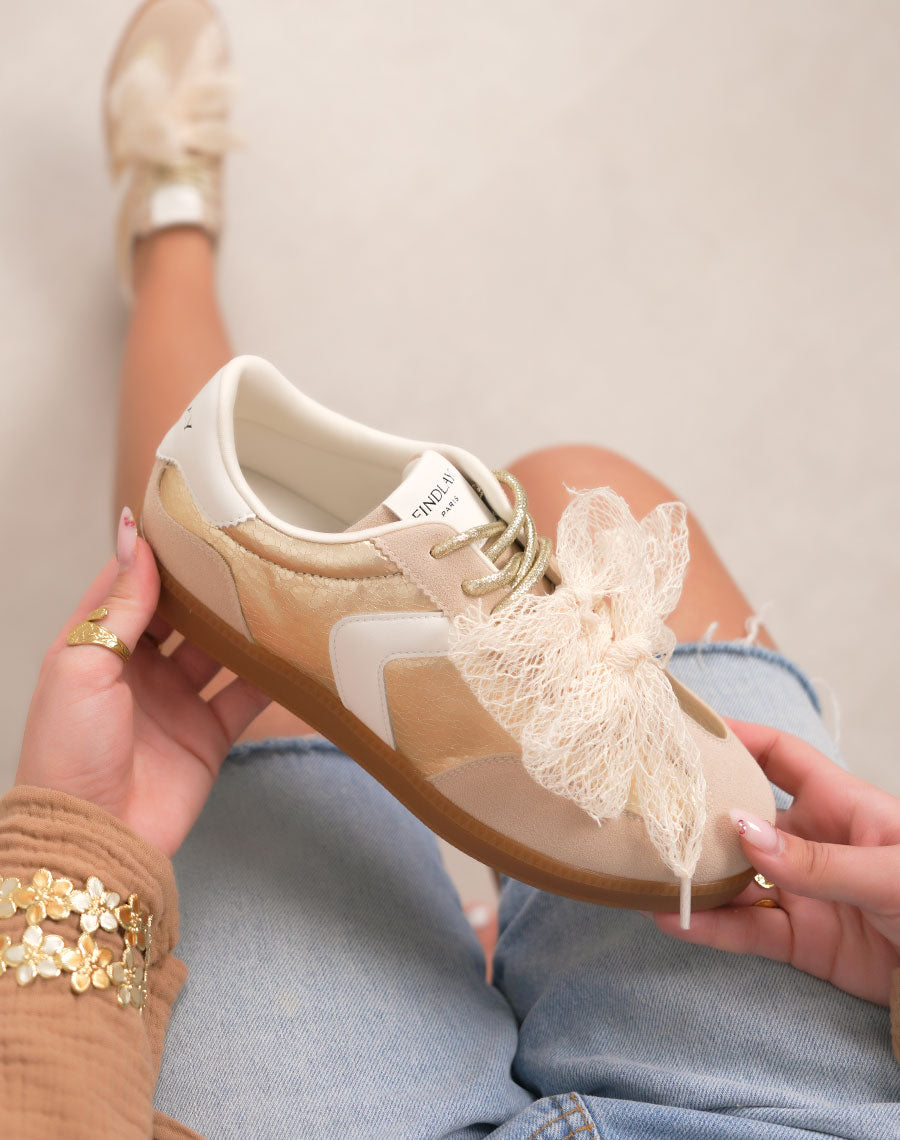 Basket femme beige et dorée tendance avec lacets brillants et nœud