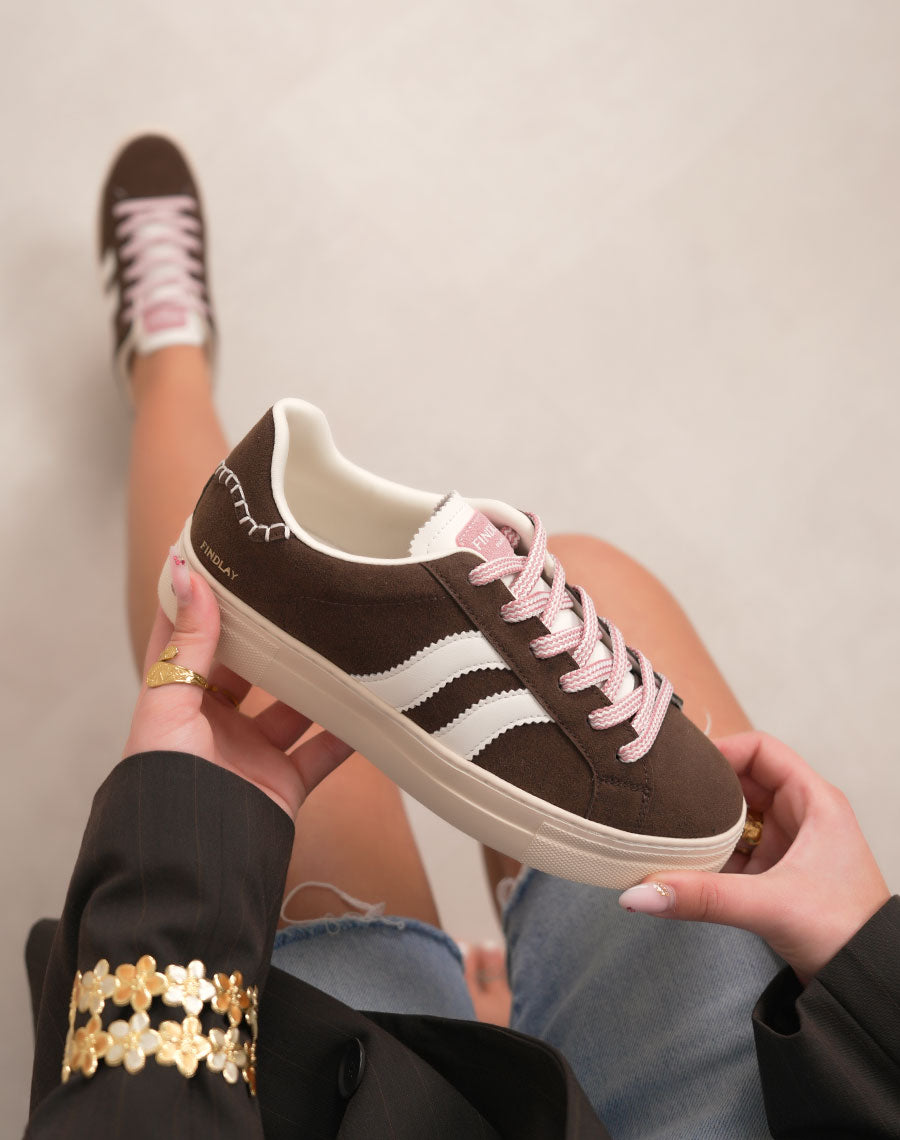 Basket femme marron tendance à bandes blanches avec lacets tressés rose et blanc