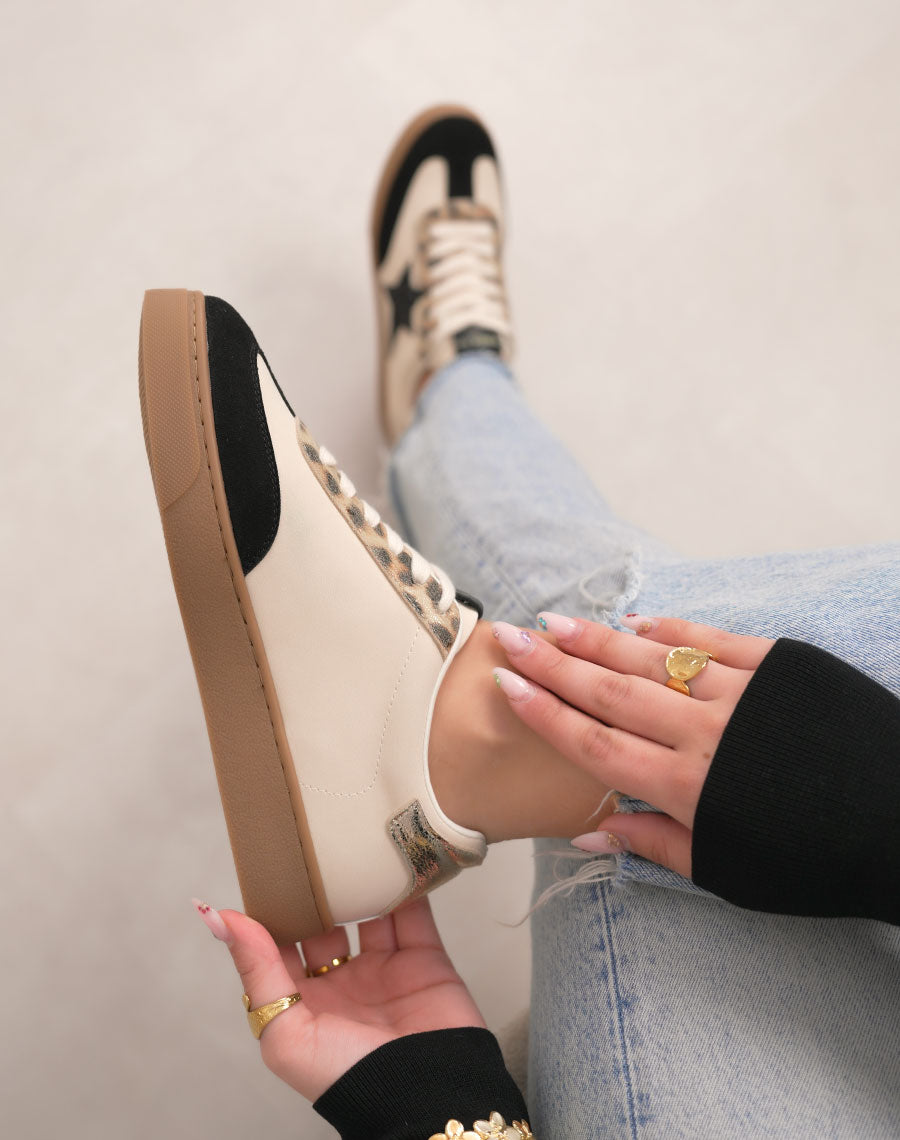 Basket femme noire et beige tendance à plateforme avec étoile pailletée et détail léopard