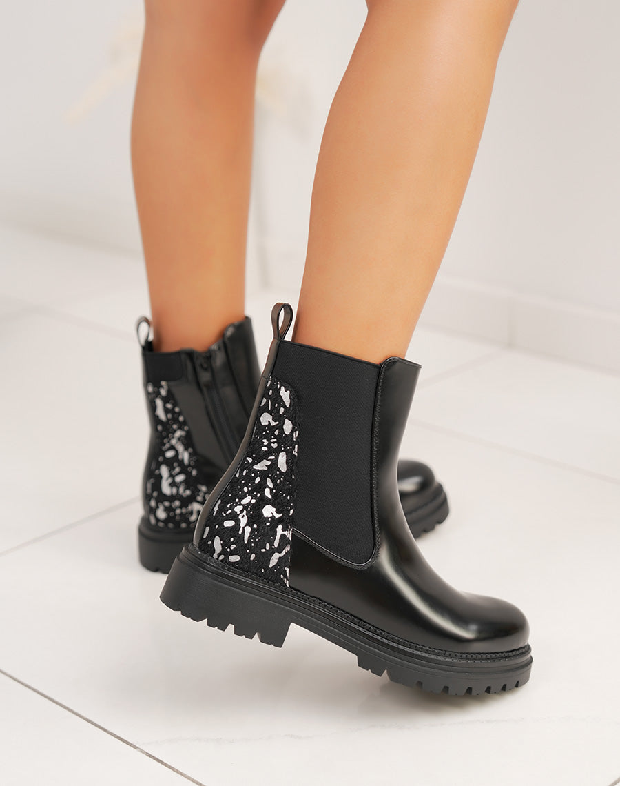 Bottines noires vernies style Chelsea à détail argenté
