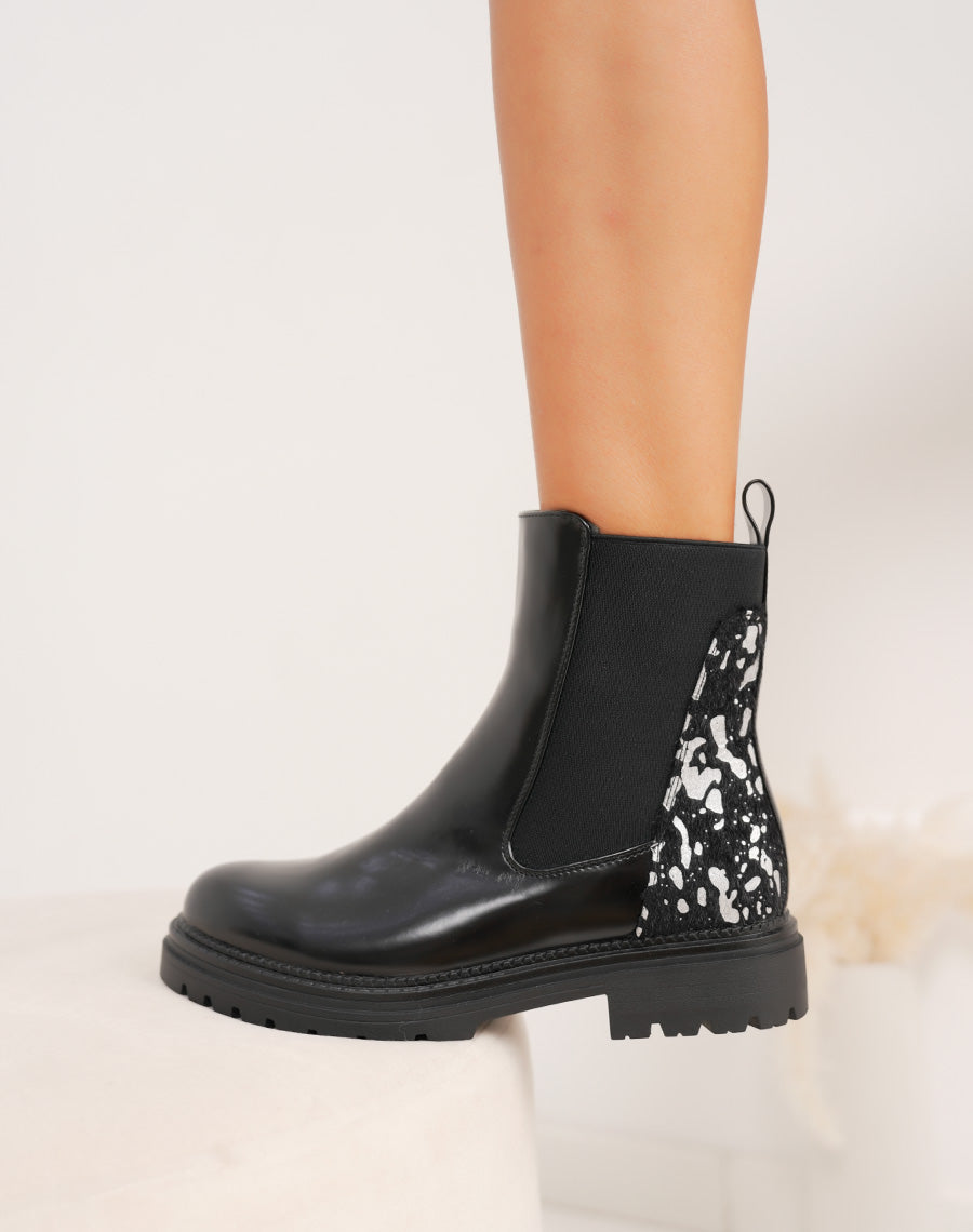 Bottines noires vernies style Chelsea à détail argenté