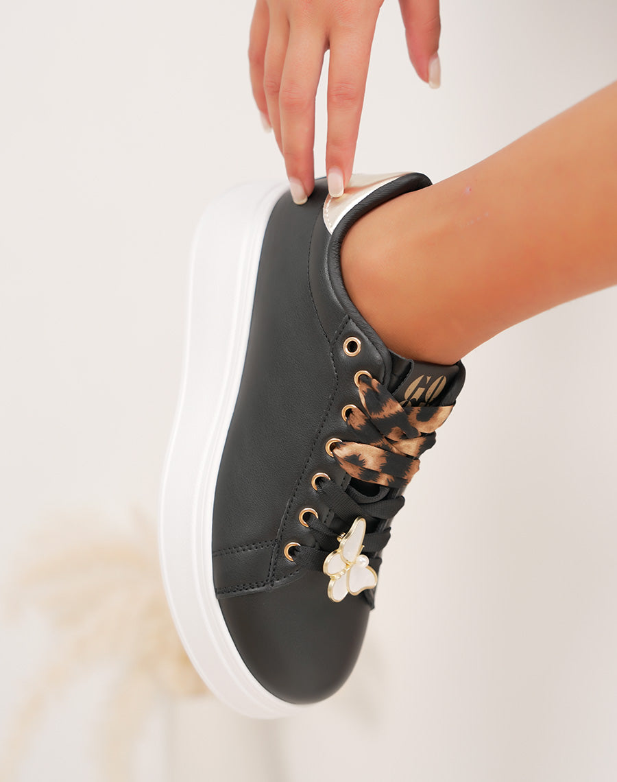 Baskets noires plateforme à lacets léopard et bijou papillon doré
