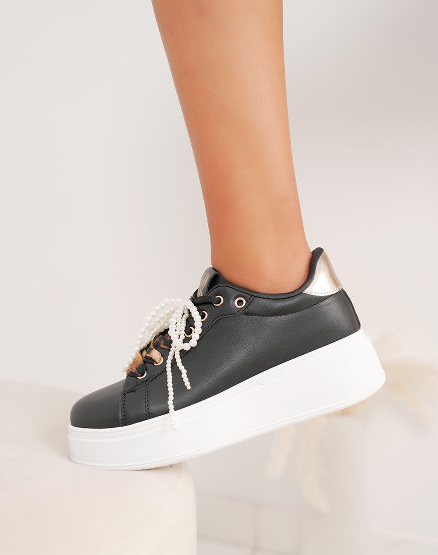 Baskets noires plateforme à lacets léopard et bijou papillon doré