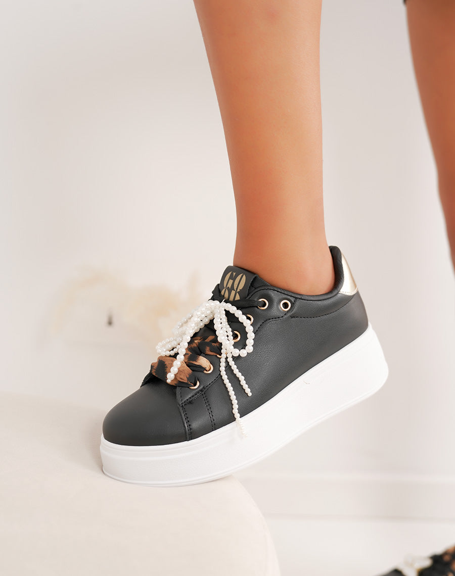 Baskets noires plateforme à lacets léopard et bijou papillon doré