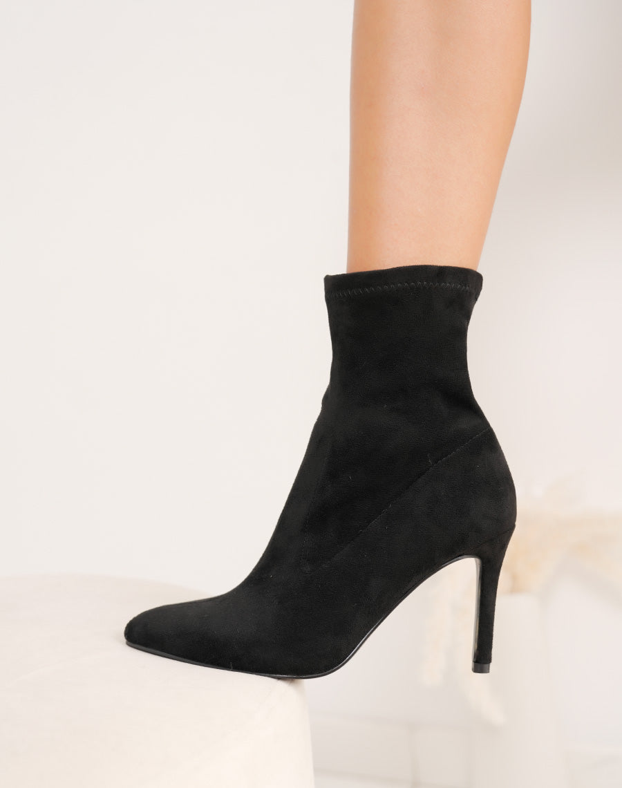 Bottines chaussettes noires en suédine à talon aiguille