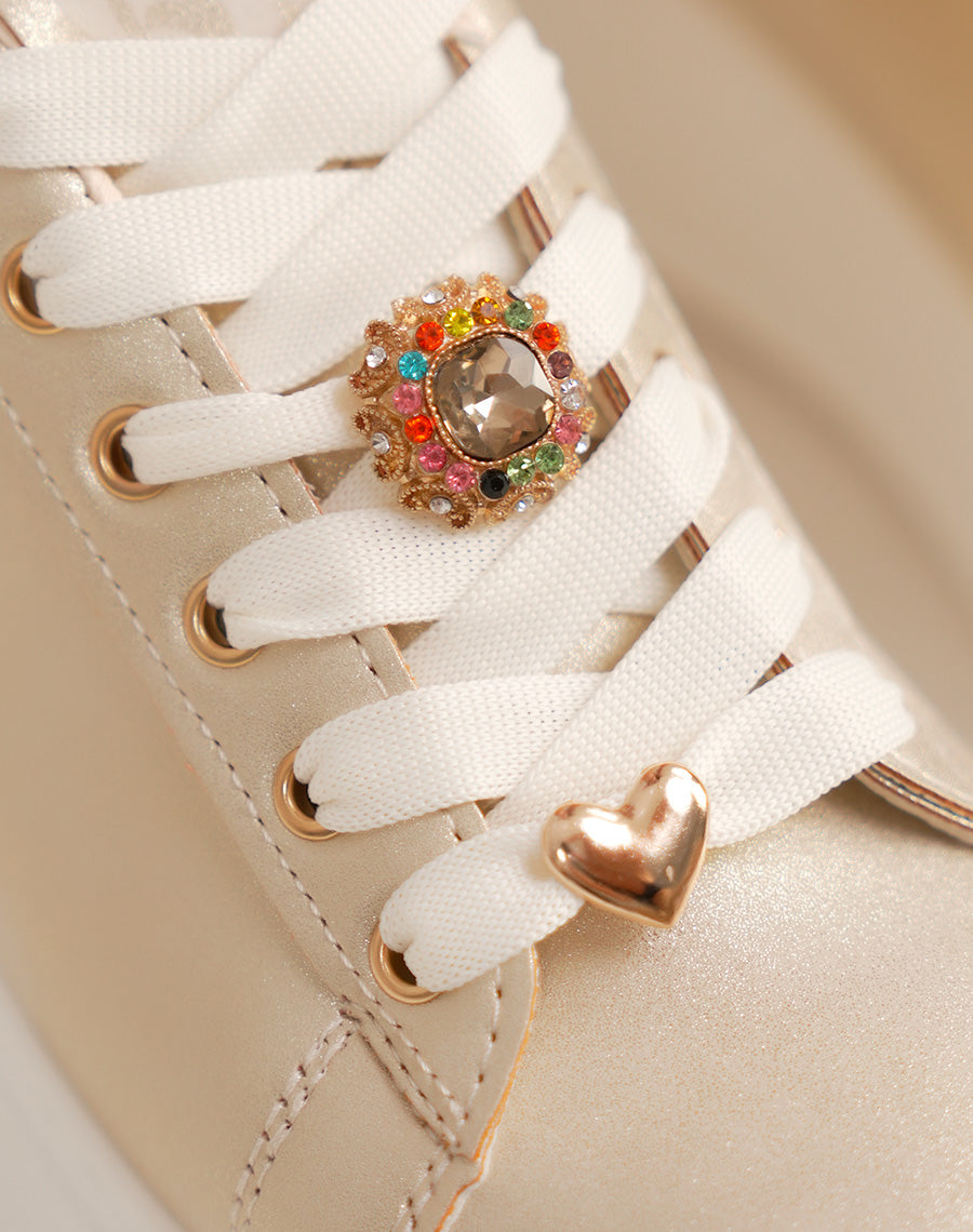 Baskets dorées pailletées avec pendentifs cœur et strass colorés