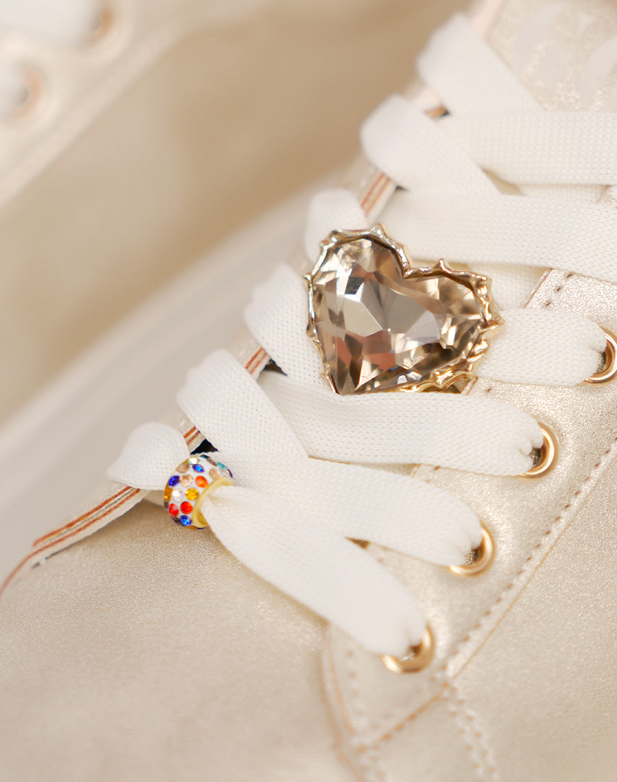Baskets dorées pailletées avec pendentifs cœur et strass colorés