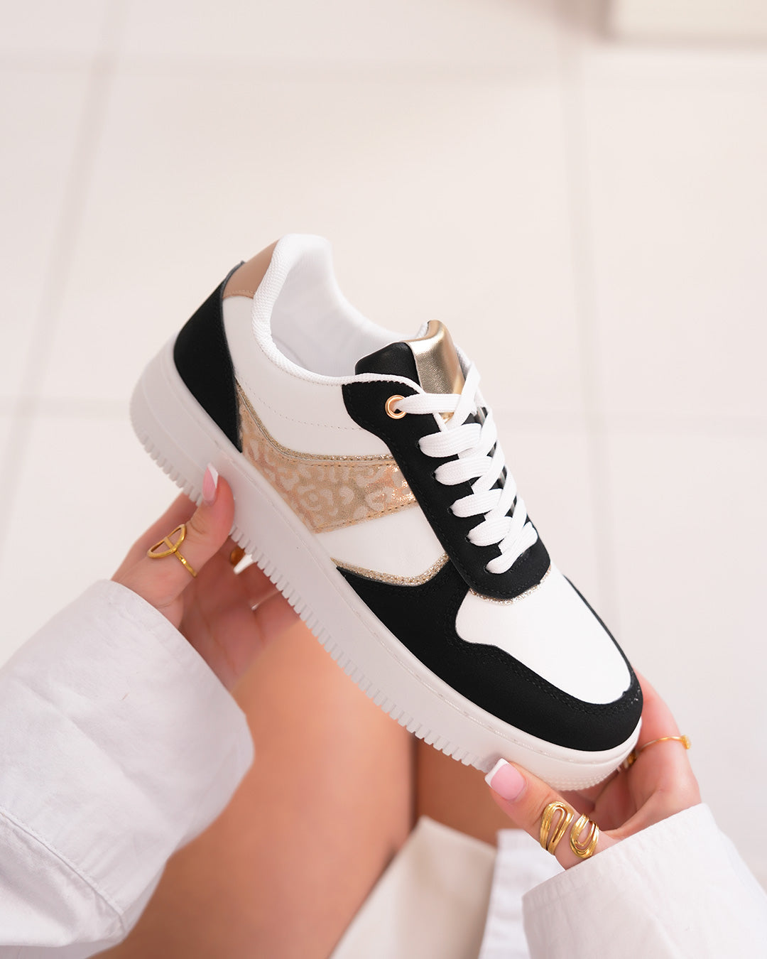 Basket femme blanche et noire tendance avec détail léopard doré