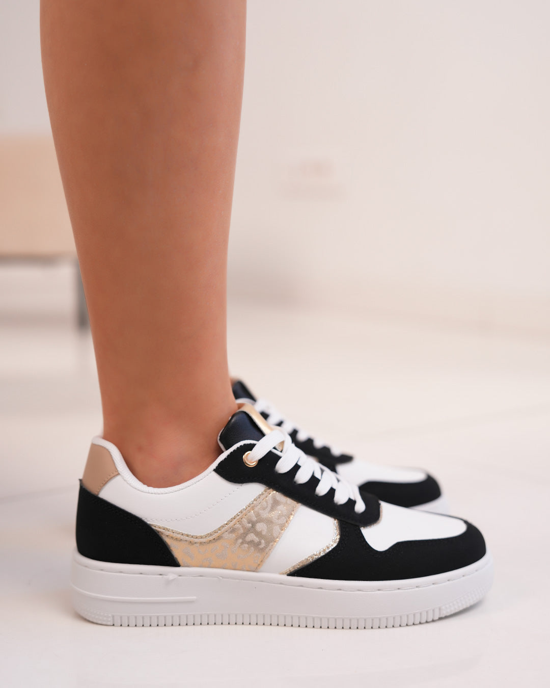 Basket femme blanche et noire tendance avec détail léopard doré