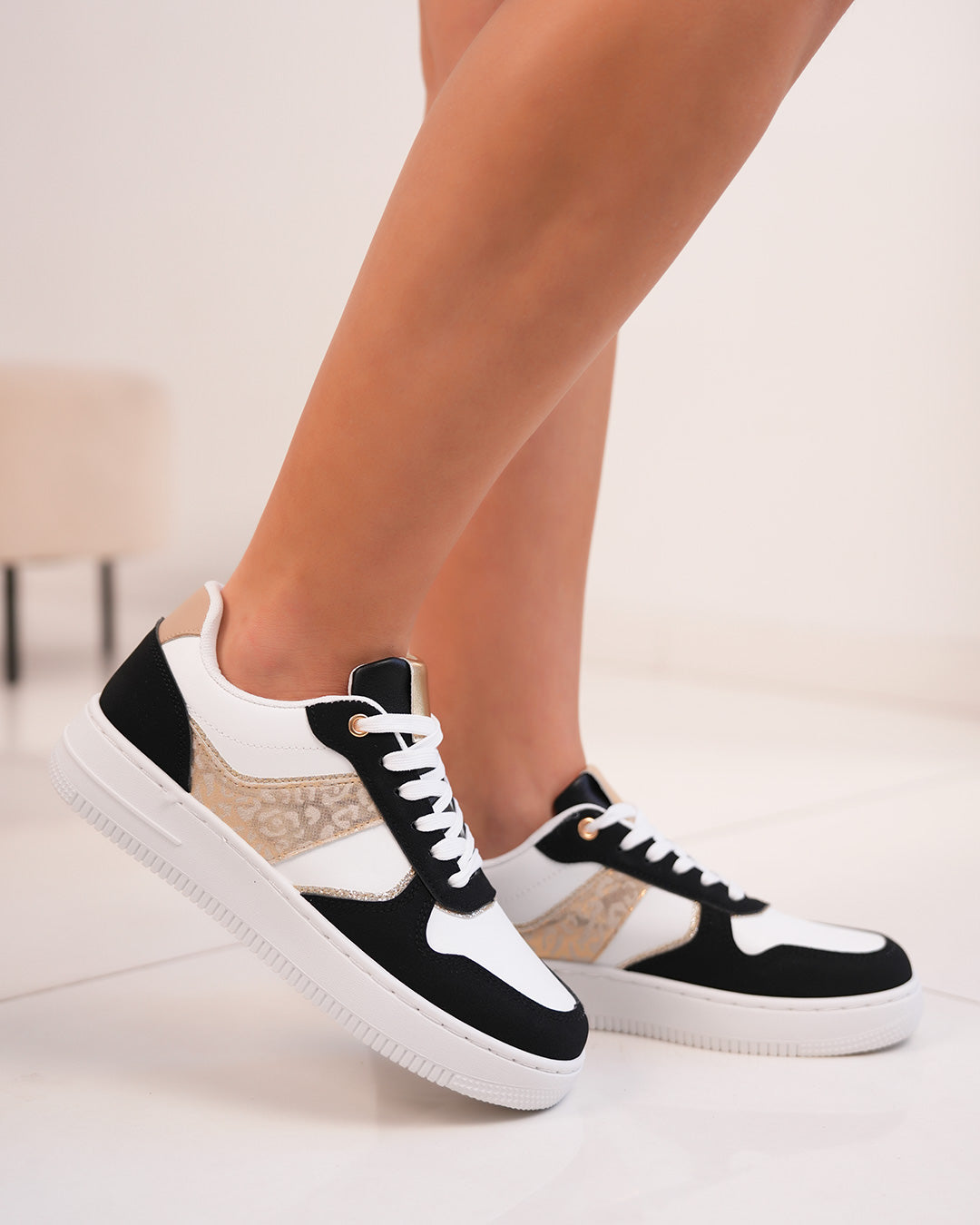Basket femme blanche et noire tendance avec détail léopard doré