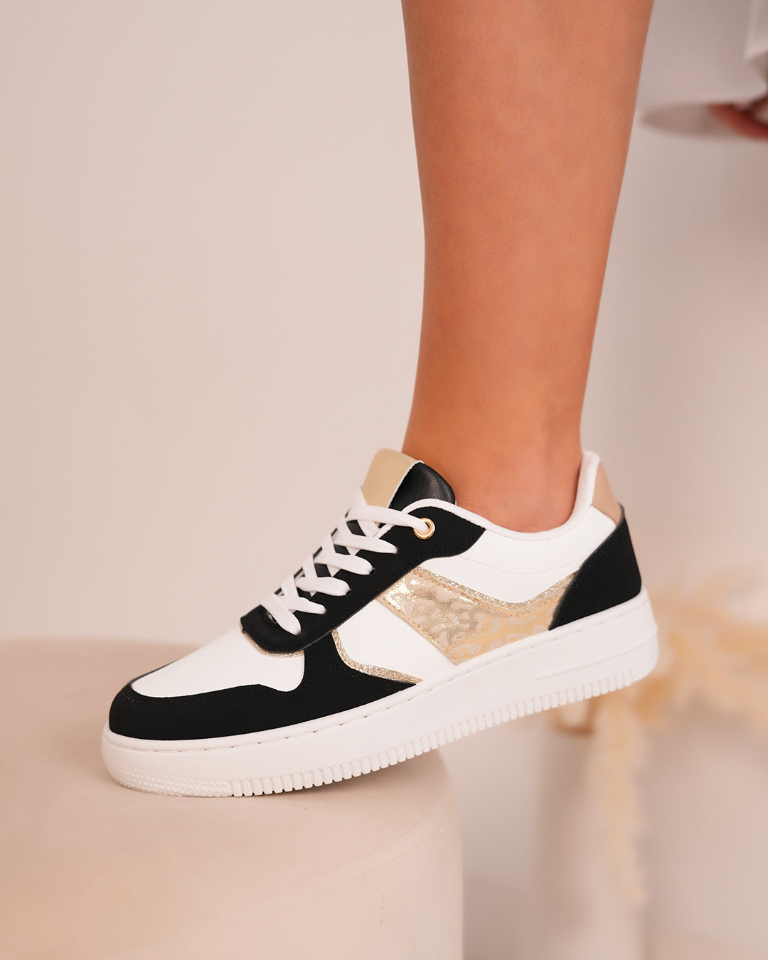 Basket femme blanche et noire tendance avec détail léopard doré