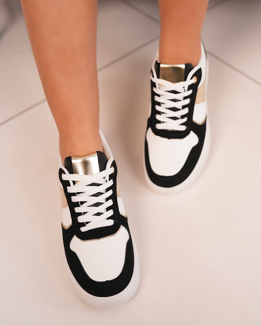 Basket femme blanche et noire tendance avec détail léopard doré