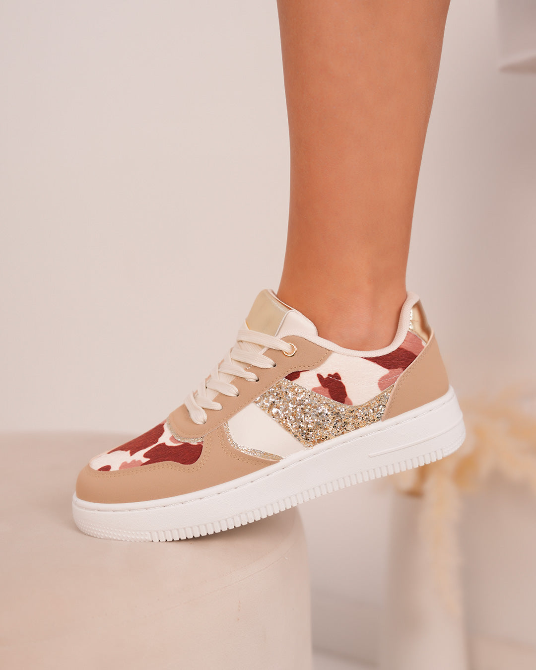 Basket femme blanche et beige tendance avec motif vache et paillettes dorées