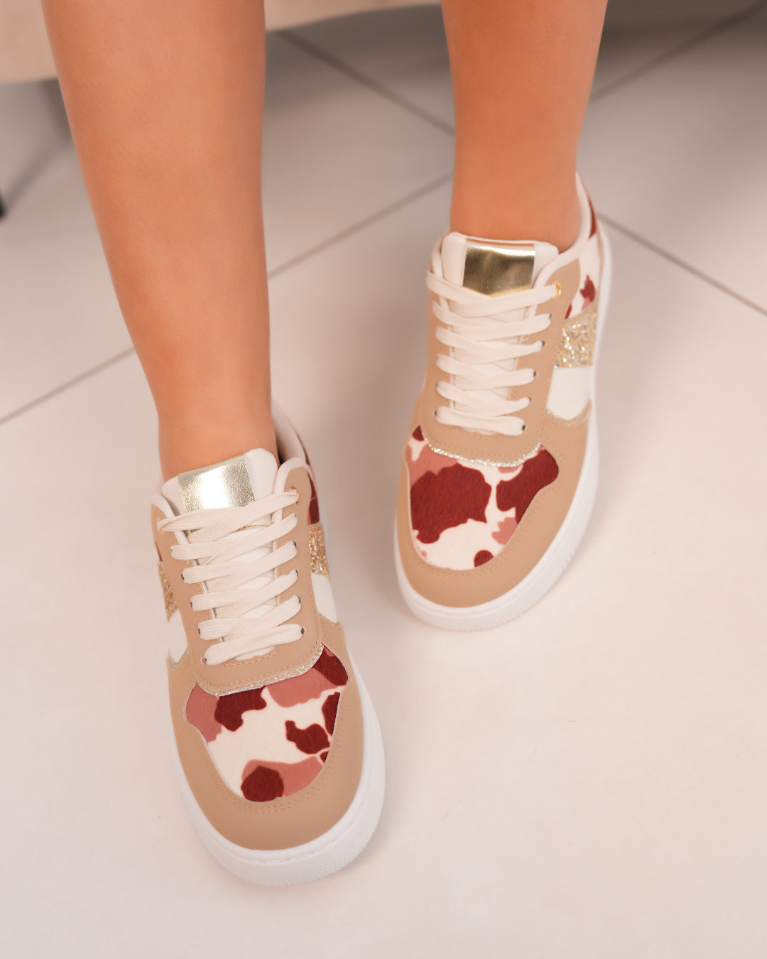Basket femme blanche et beige tendance avec motif vache et paillettes dorées