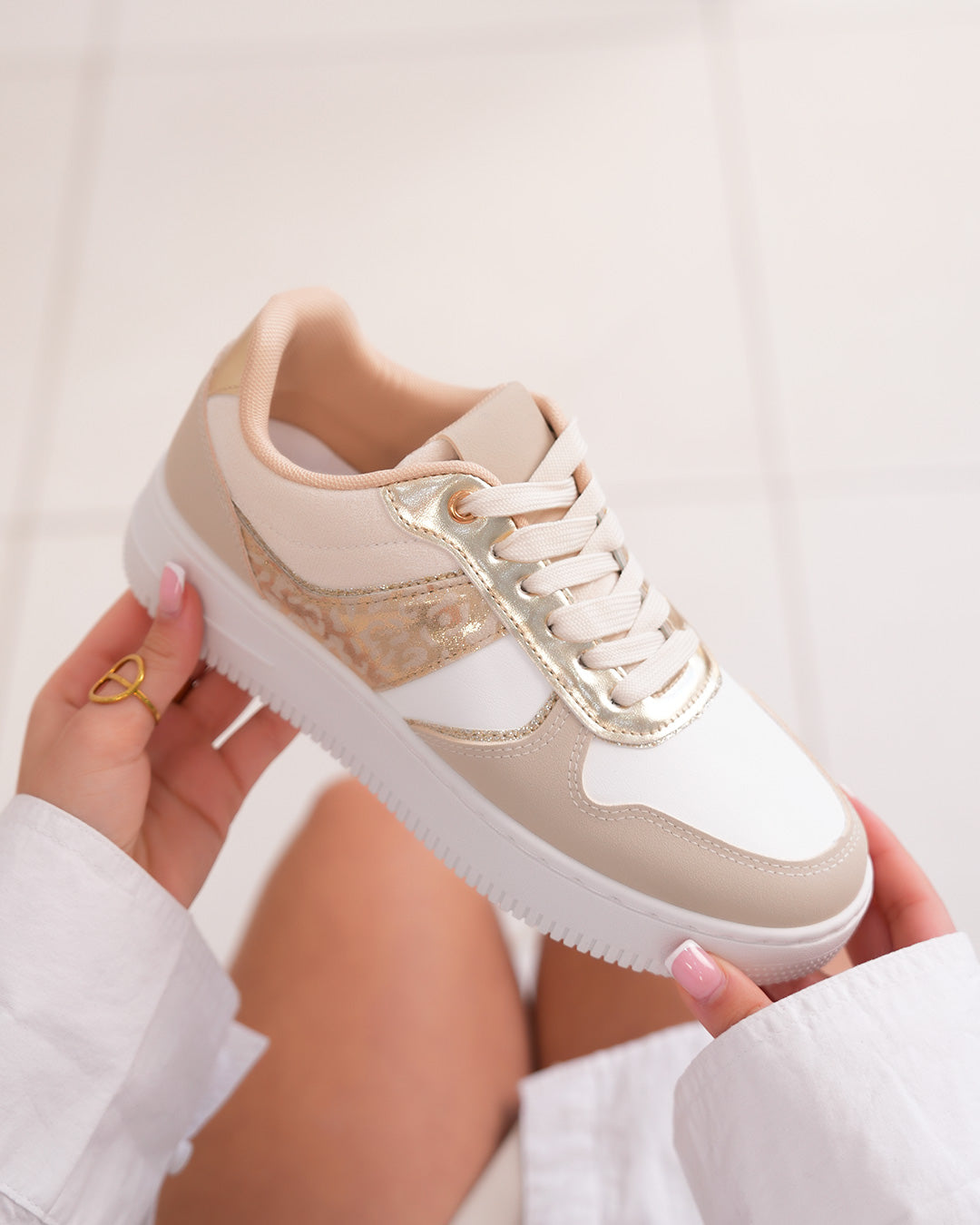 Basket femme blanche et beige élégante avec détail léopard doré