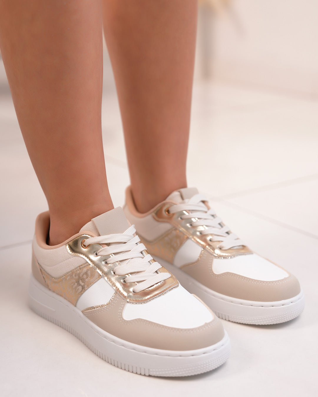 Basket femme blanche et beige élégante avec détail léopard doré