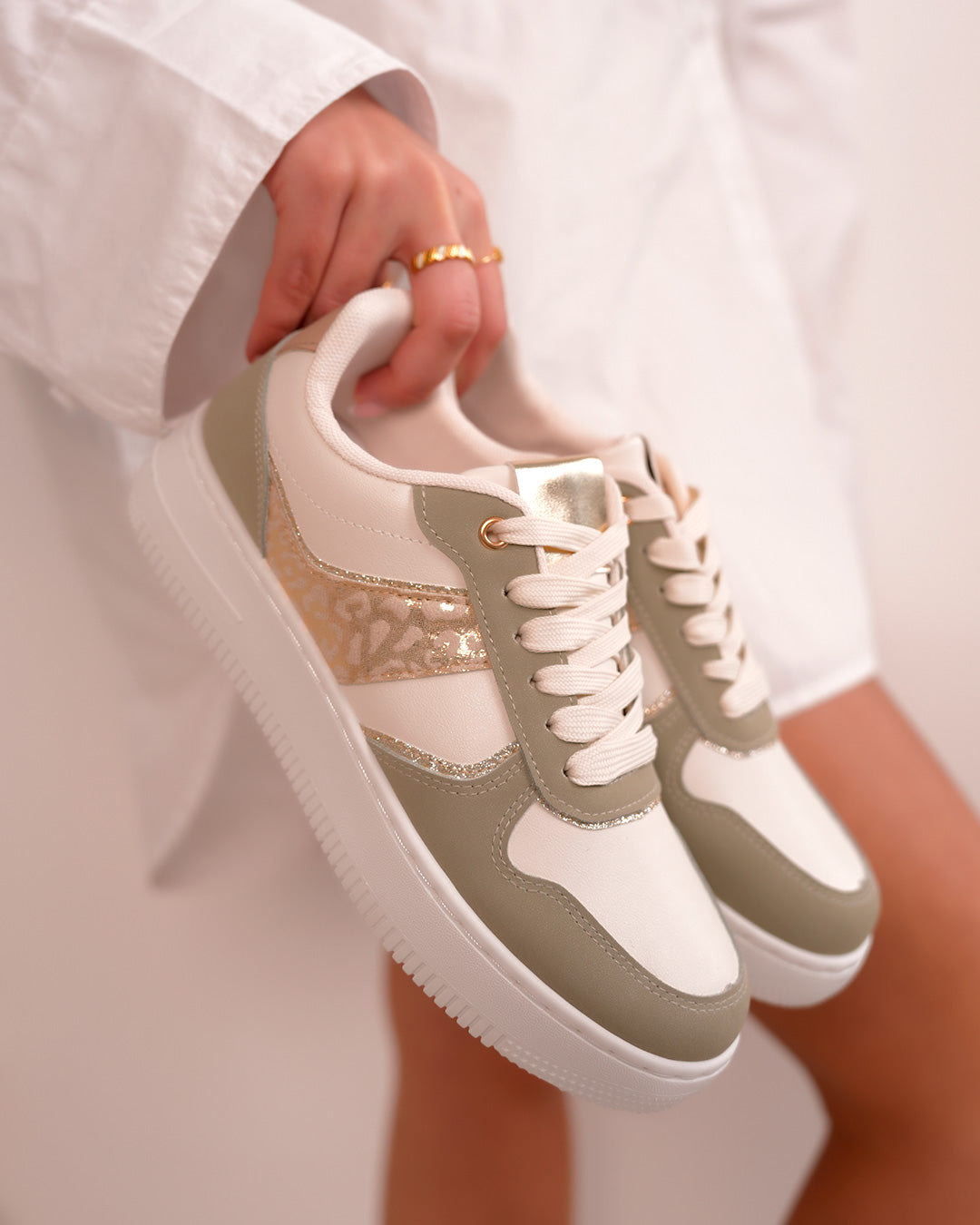 Basket femme blanche et vert clair élégante avec détail léopard doré